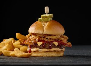 cracker-barrels-culinary-canvas-a-deep-dive-into-guest-favorite-burger-creations
