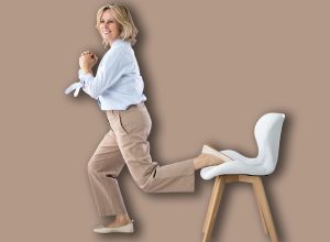 Squat,Employee,Doing,Bulgarian,Split,Squat,Exercise,In,Office