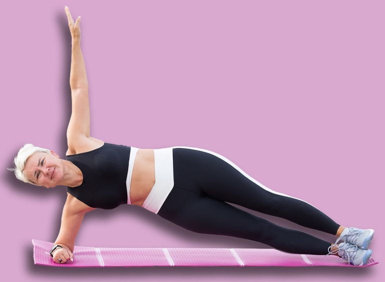 Athletic,Woman,Is,Engaging,In,A,Side,Plank,Exercise,On