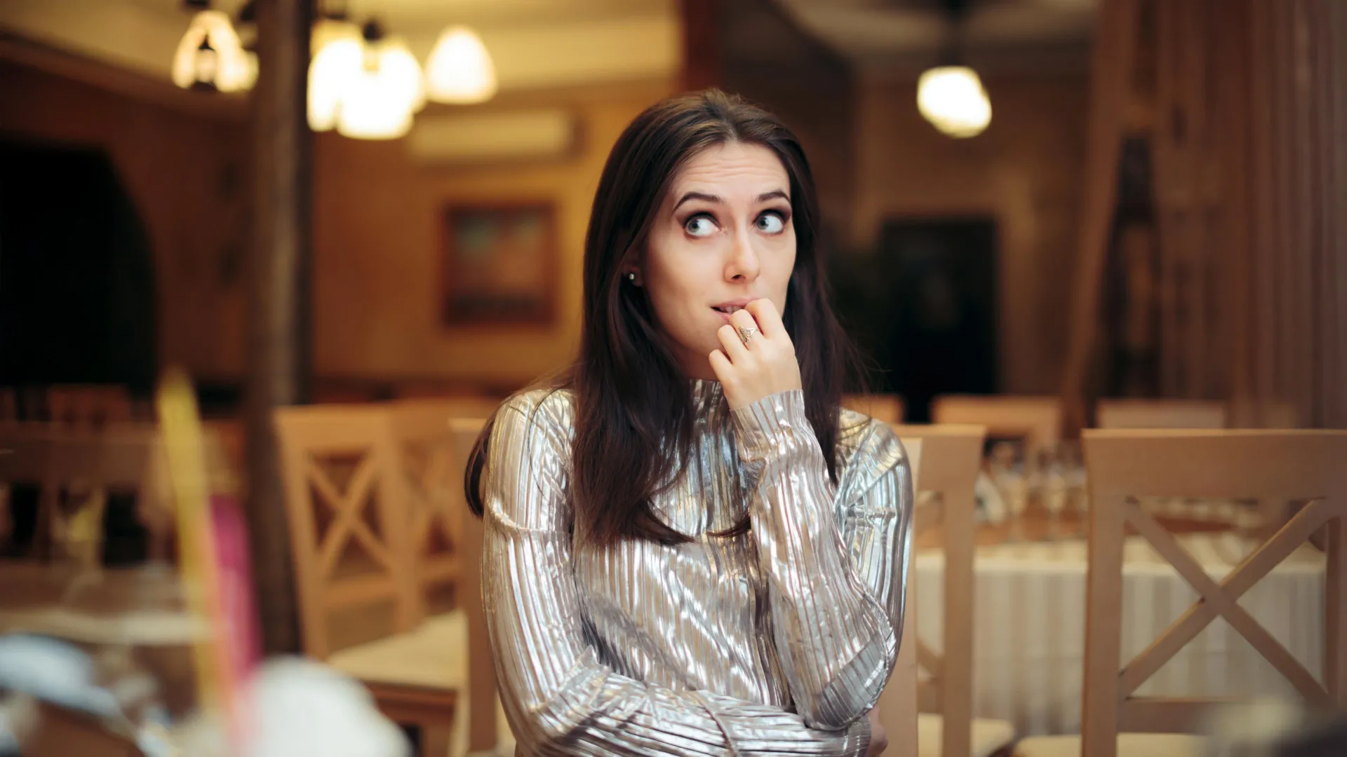 the-unspoken-table-rule-how-our-internal-discomfort-dictates-dining-etiquette-and-creates-social-friction