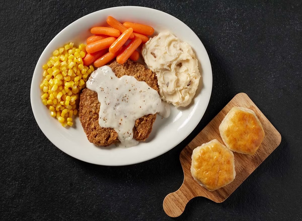 a-culinary-expedition-uncovering-exceptional-smothered-steak-dishes-at-prominent-american-restaurant-chains