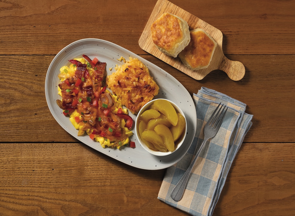 cracker-barrels-seasonal-culinary-evolution-blending-novelty-with-enduring-southern-traditions