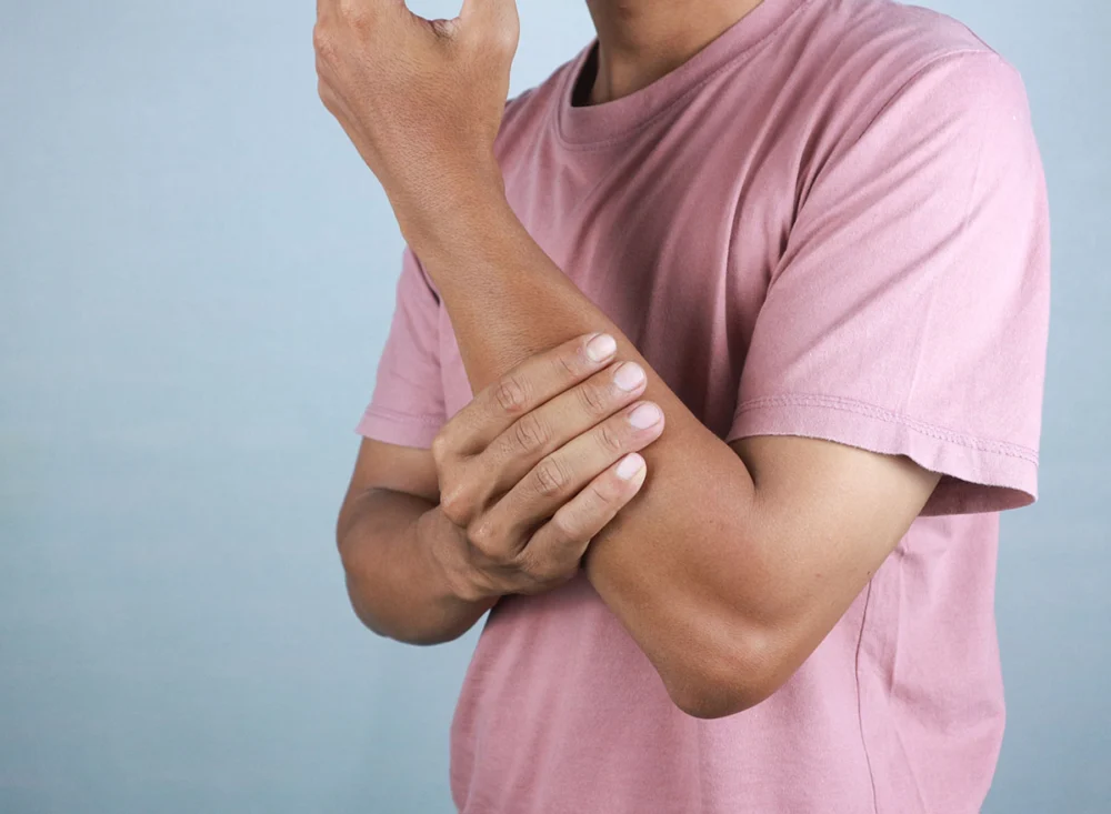 Close,Up,Man,Suffering,From,Wrist,,Shoulder,,Forearm,,Arm,,Elbow