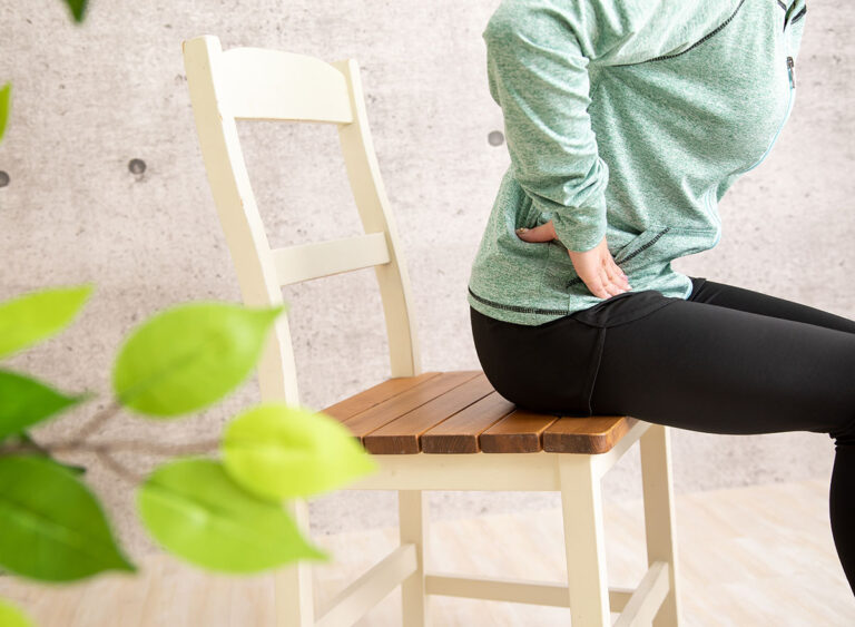 The,Woman,Who,Trains,Using,A,Chair