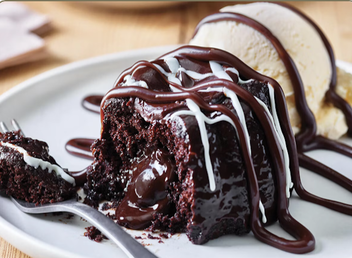 molten-chocolate-masterpieces-unveiling-premier-dessert-offerings-at-popular-restaurant-chains
