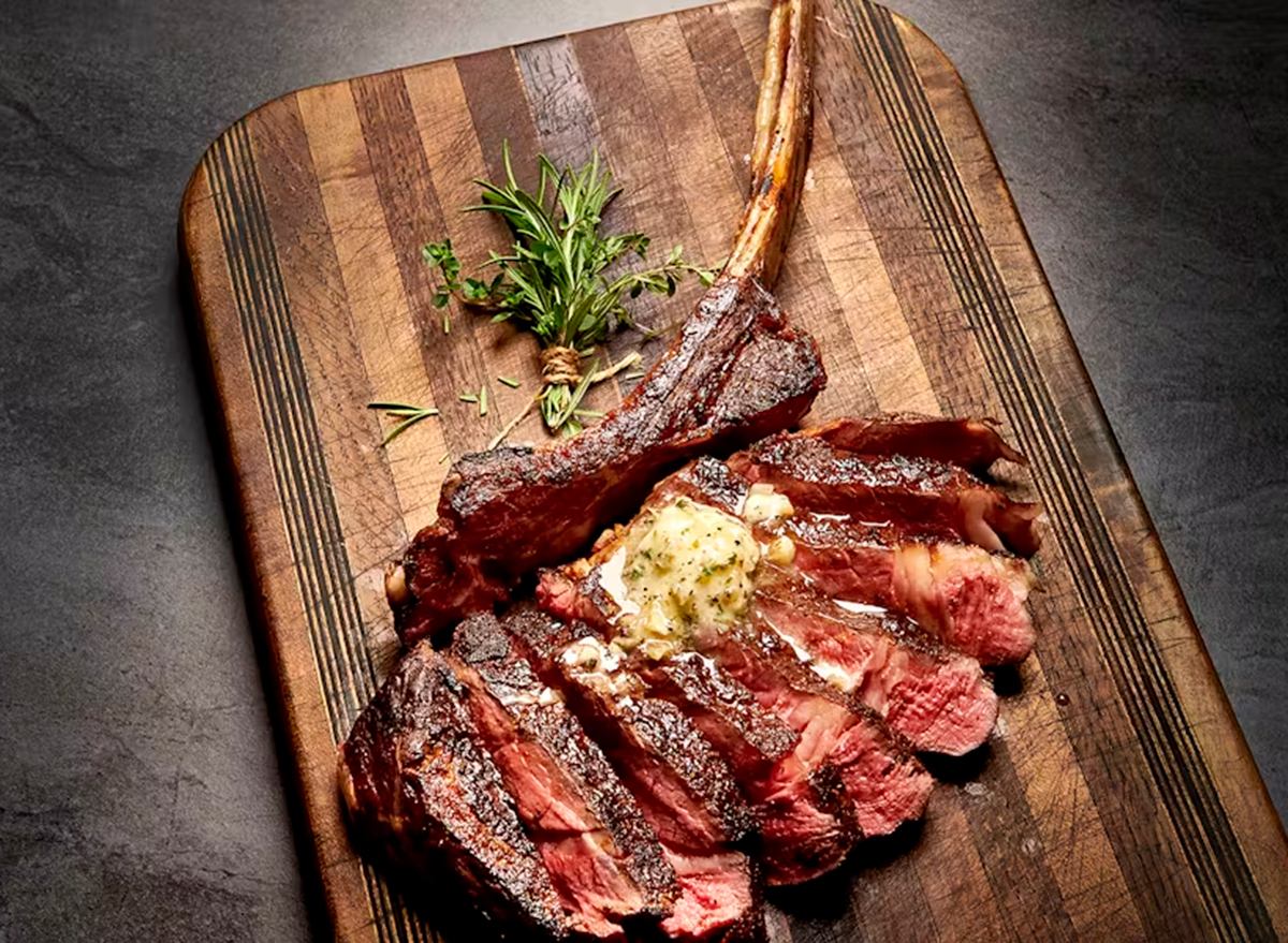 the-grand-spectacle-leading-upscale-chains-showcase-impressive-tomahawk-ribeye-offerings
