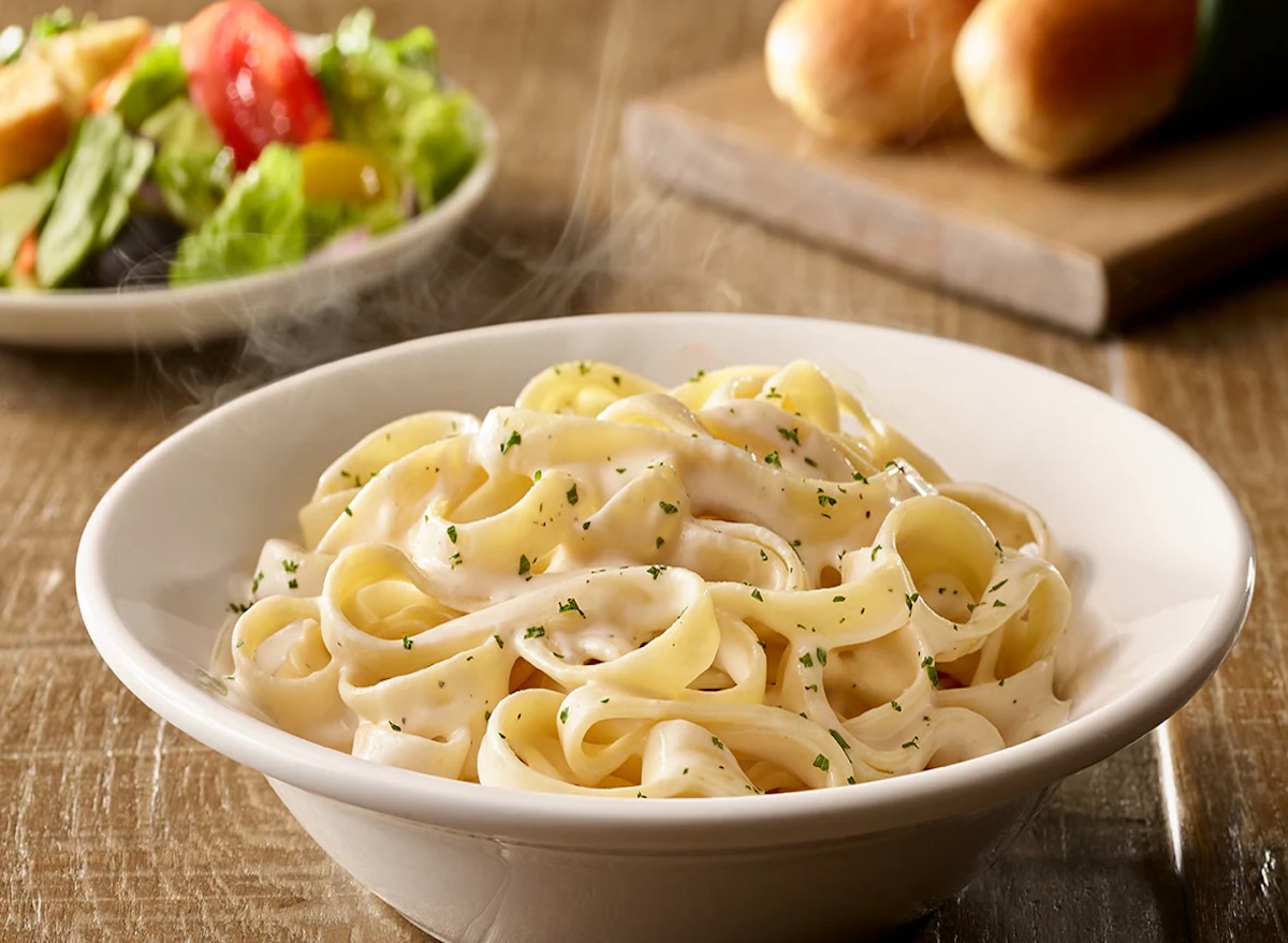 an-epicurean-exploration-unveiling-premier-fettuccine-alfredo-selections-across-national-casual-dining-chains