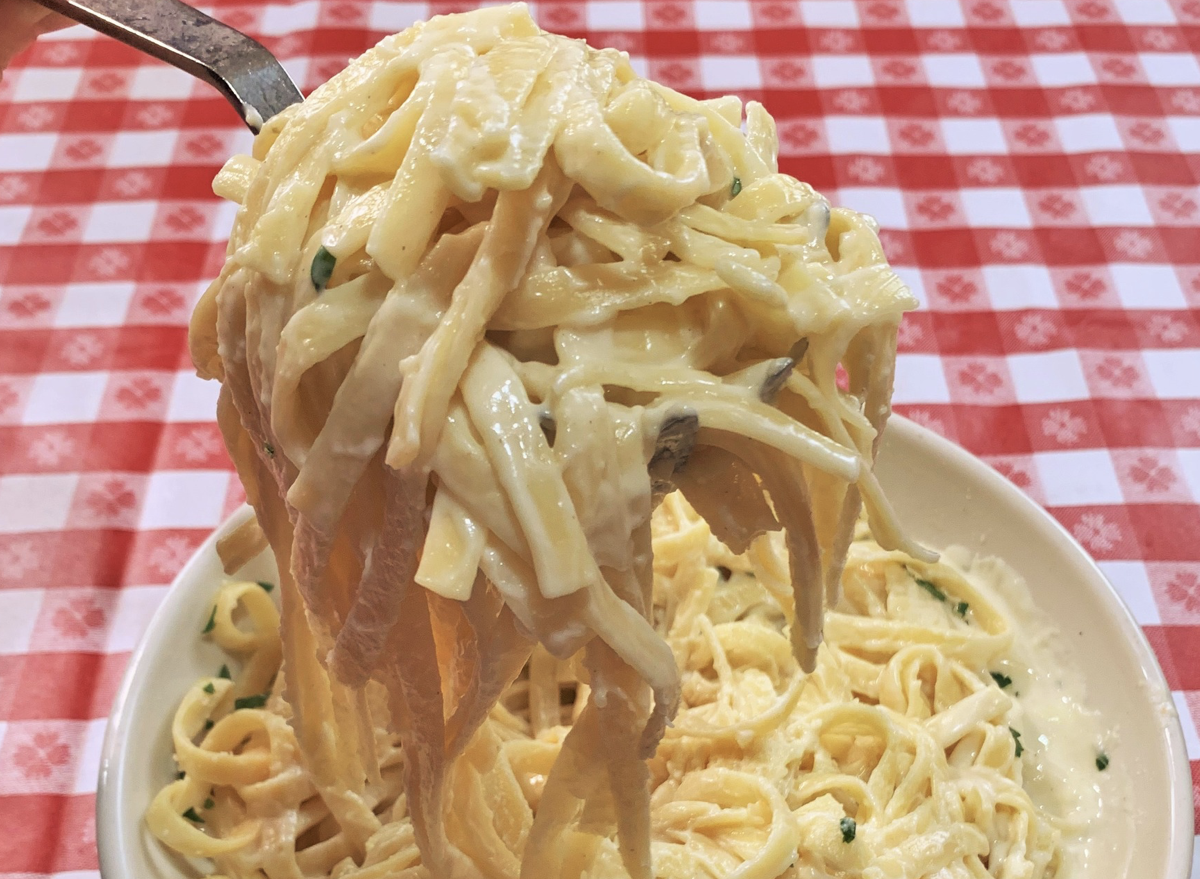 culinary-professionals-uncover-top-chain-restaurants-excelling-in-authentic-fettuccine-alfredo-craftsmanship