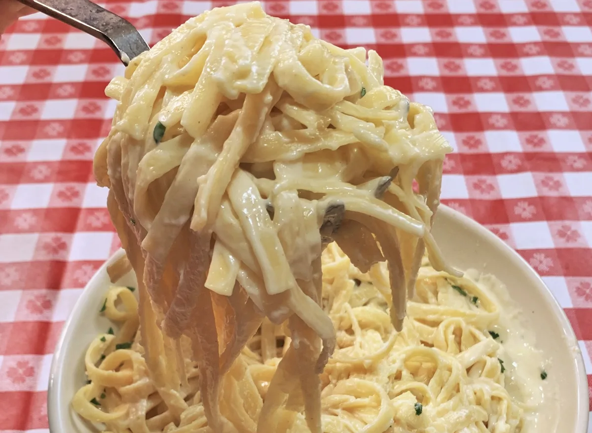 culinary-professionals-uncover-top-chain-restaurants-excelling-in-authentic-fettuccine-alfredo-craftsmanship