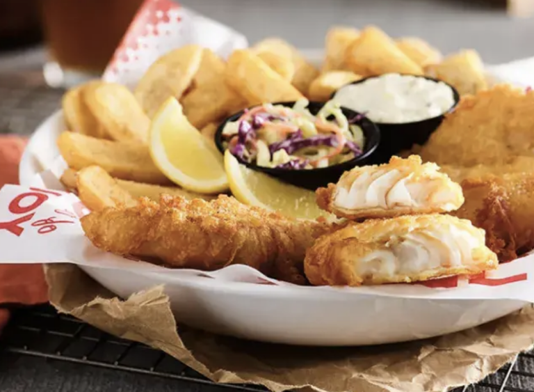 culinary-synergy-exploring-leading-casual-dining-chains-exceptional-fried-fish-and-citrus-pairings