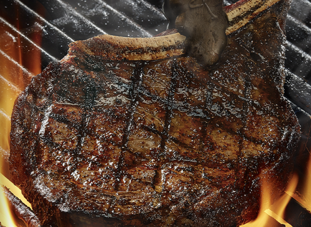 exploring-culinary-excellence-premier-chain-steakhouses-and-their-signature-ribeye-and-baked-potato-offerings