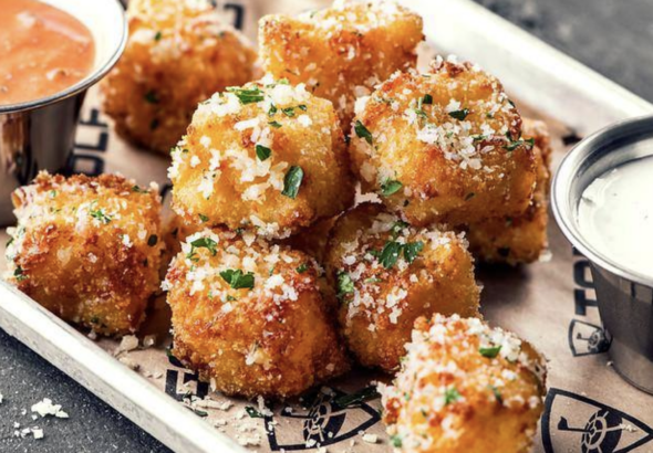 exploring-the-golden-crunch-top-national-chains-elevating-fried-macaroni-and-cheese-to-culinary-art