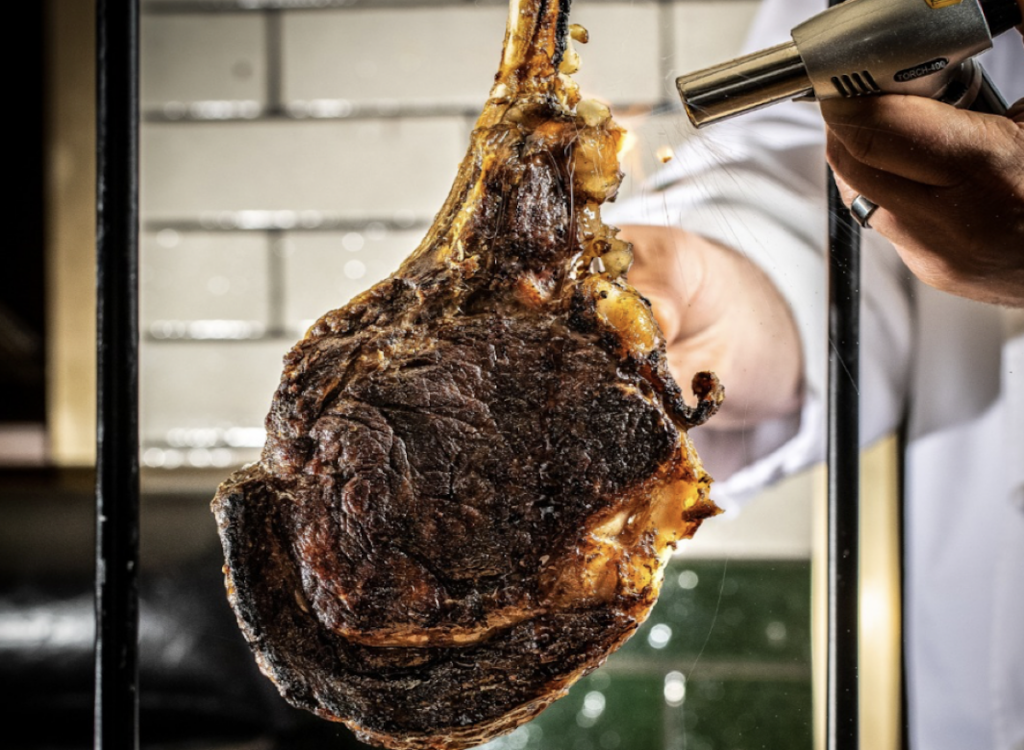 gourmet-group-dining-leading-chain-steakhouses-redefine-communal-feasting-with-monumental-steaks