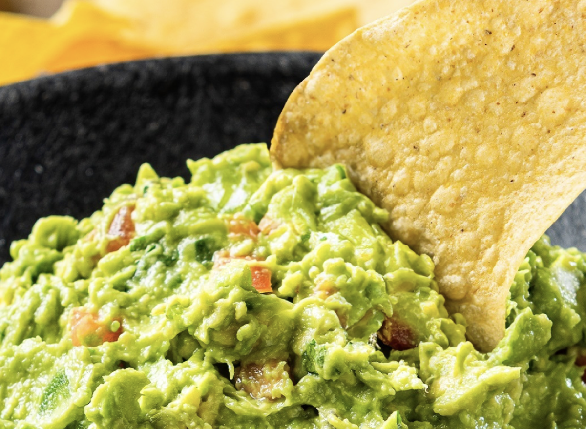 interactive-indulgence-national-restaurant-chains-championing-tableside-guacamole-preparation