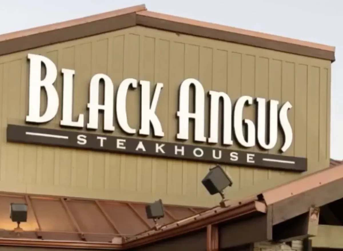 mastering-the-flame-exploring-the-distinctive-wood-fired-steak-offerings-at-prominent-restaurant-chains