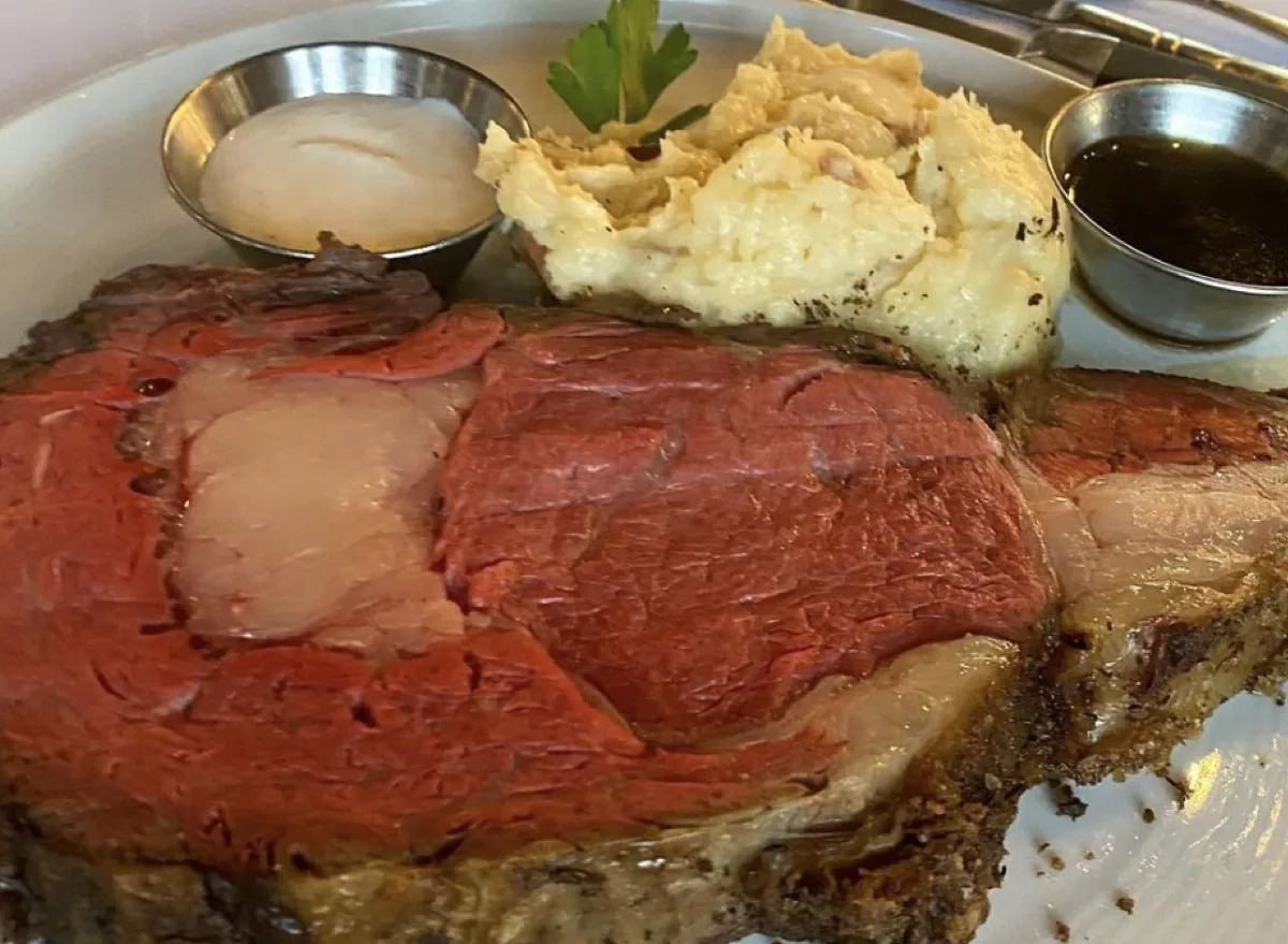 the-enduring-allure-of-tableside-service-premier-restaurants-preserving-the-prime-rib-carving-tradition