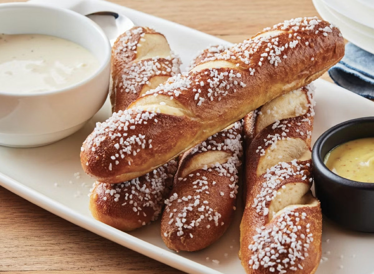 the-enduring-appeal-of-soft-pretzels-and-craft-beer-cheese-a-survey-of-notable-chain-restaurant-interpretations