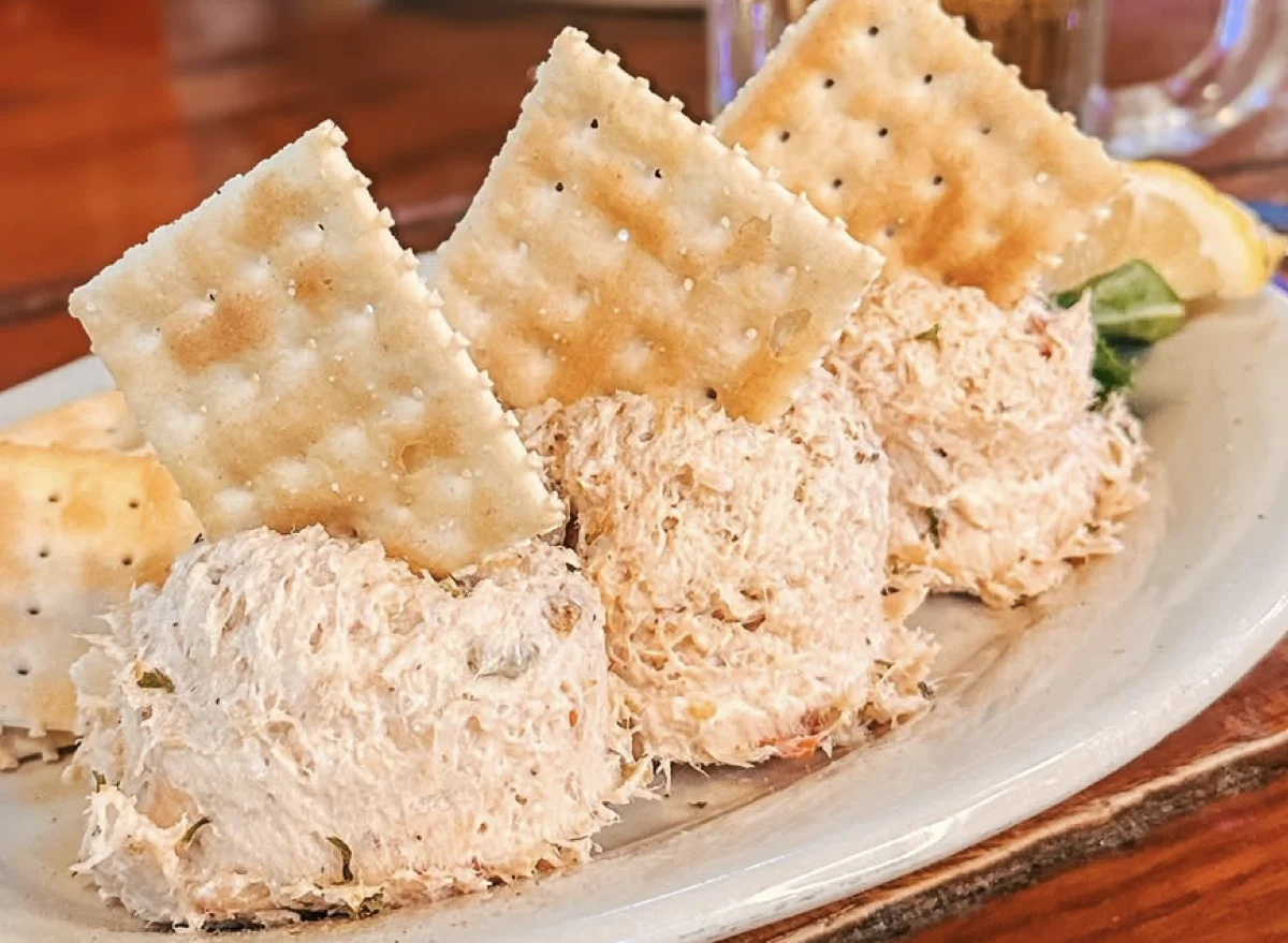a-gastronomic-guide-to-exceptional-smoked-fish-dips-from-renowned-restaurant-brands