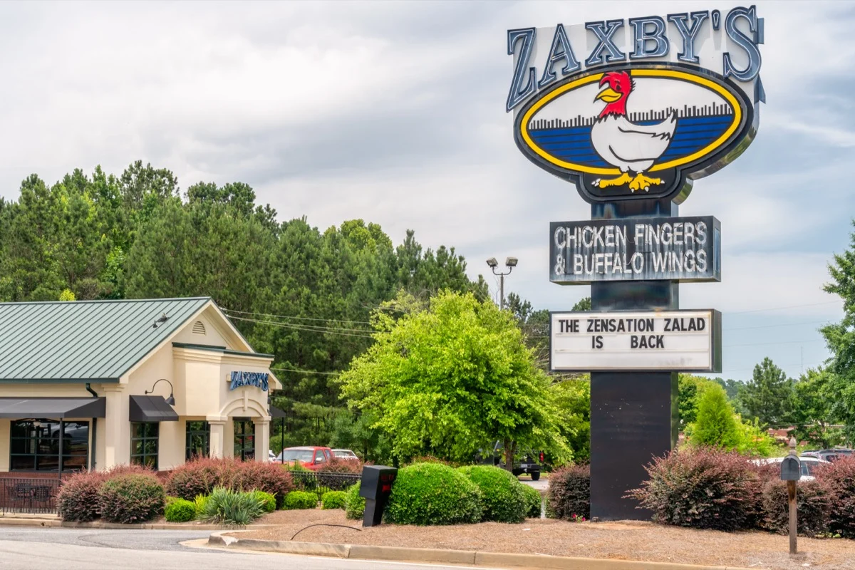 Athens,,Ga/usa,-june,5,,2018.,Zaxby's,Restaurant,Exterior,And,Trademark