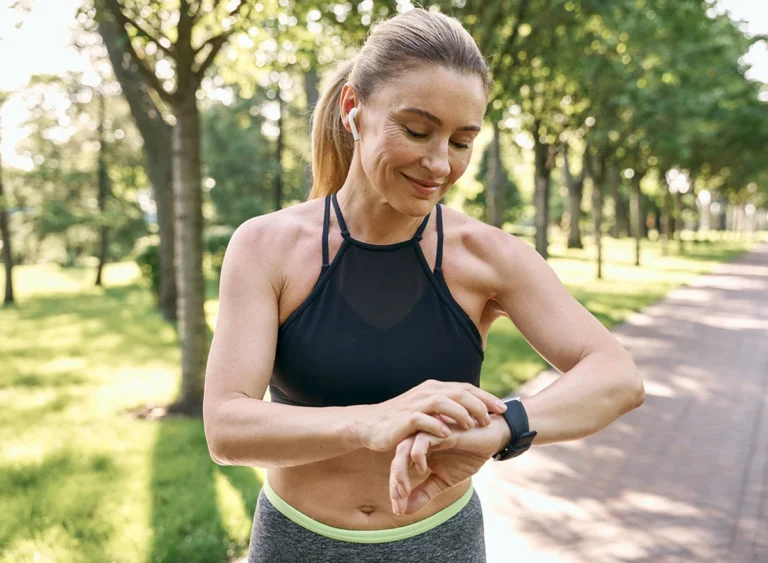 Morning,Jog.,Beautiful,Sporty,Woman,In,Sportswear,And,Earphones,Looking