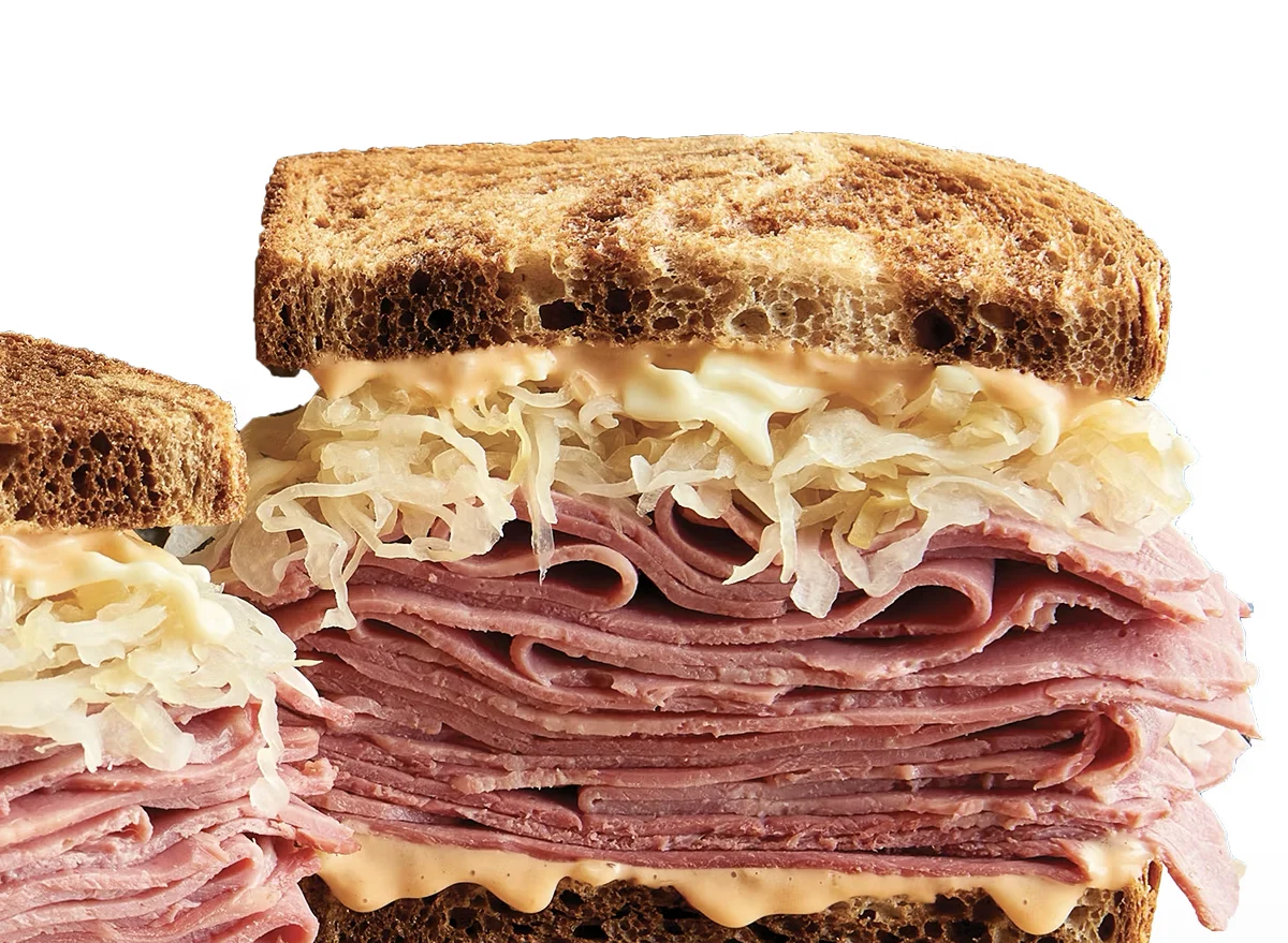 savoring-the-classic-a-deep-dive-into-americas-most-recommended-reuben-sandwiches-at-chain-restaurants
