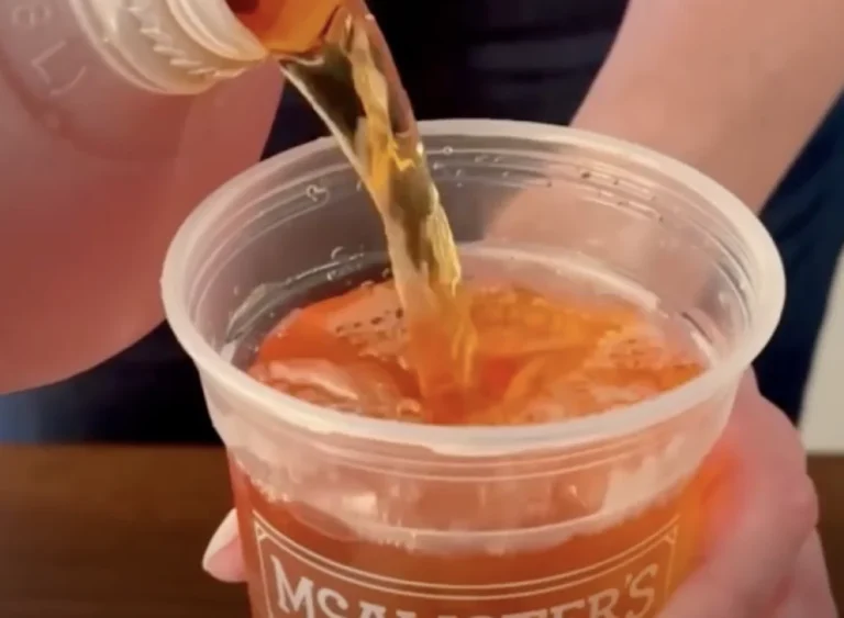 the-enduring-appeal-a-connoisseurs-guide-to-exceptional-sweet-tea-at-prominent-national-restaurant-chains