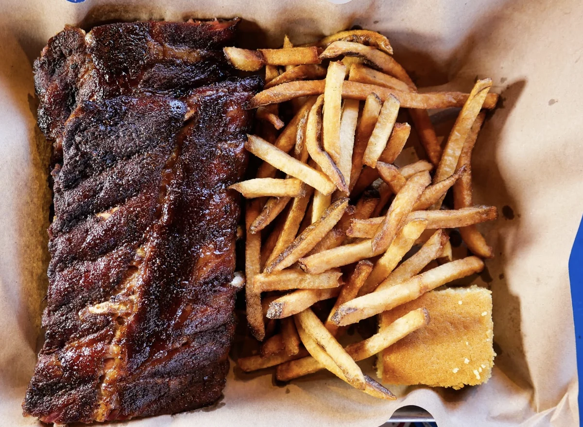 the-ultimate-pairing-exploring-chain-restaurants-renowned-for-their-succulent-ribs-and-iconic-cornbread