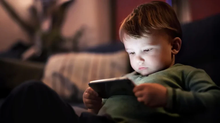 longitudinal-study-uncovers-surprising-correlation-between-adolescent-screen-engagement-and-cognitive-acuity