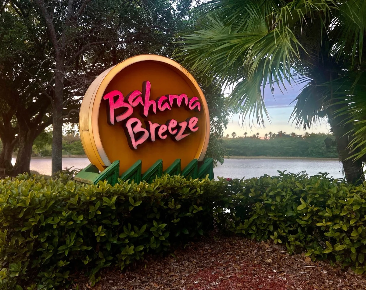 Sunrise,,Florida,-,December,7,,2024:,Bahama,Breeze,Restaurant,Exterior