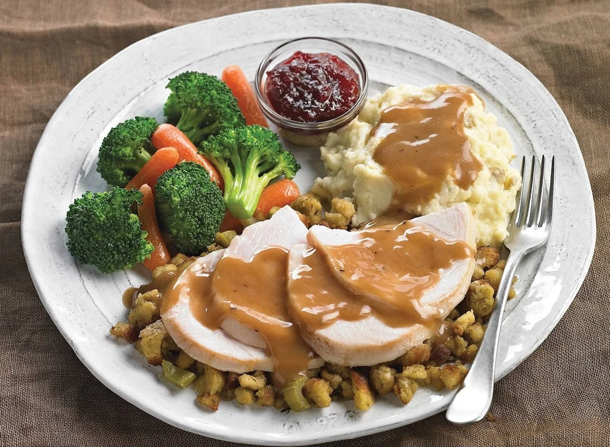 the-all-season-feast-where-to-find-exceptional-turkey-and-stuffing-plates-across-americas-restaurant-chains