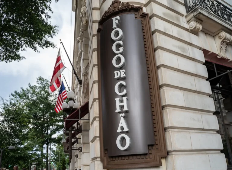 Washington,,Dc,-,August,7,,2019:,A,Store,Front,Sign