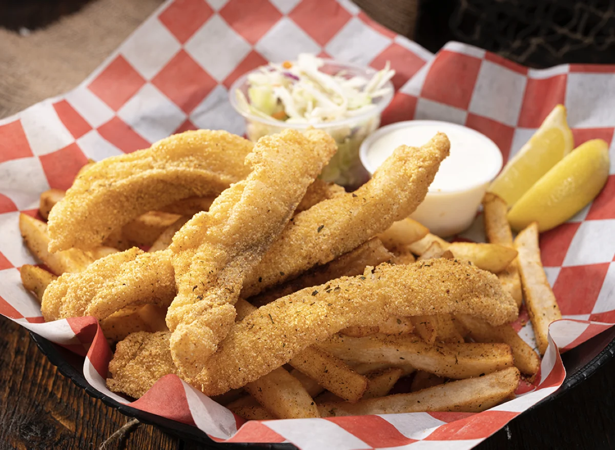 national-restaurant-chains-elevating-the-southern-comfort-staple-a-look-at-celebrated-fried-catfish-and-hashbrown-pairings